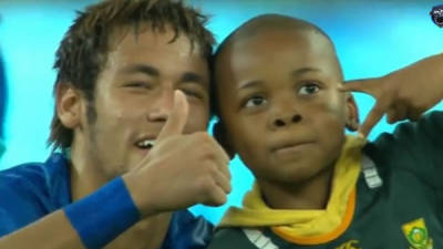 Neymar impidió que un niño sudafricano fuera sacado del campo de juego durante el encuentro deportivo amistoso entre Brasil Vs Sudáfrica.