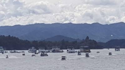 Numerosas embarcaciones colaboraron para rescatar a los pasajeros del barco turístico. Las causas del hundimiento todavía no se han dado a conocer.