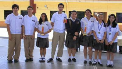 Alumnos de los proyectos Mine School (izquierda); Invasión y reconquista de España (centro) y Racing with Cycle (derecha).