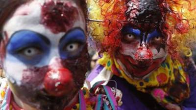Un joven maquillado participa en la marcha Zombie Walk.