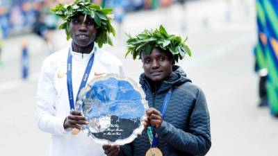 Los kenianos Geoffrey Kamworor (izquierda) y Joyciline Jepkosgei (derecha) fueron los ganadores de la Maratón de Nueva York. Foto EFE.