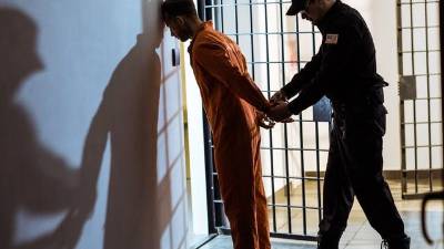 La medida también castiga a los policías que no notifiquen al ICE a un extranjero en custodia que se crea es indocumentado.