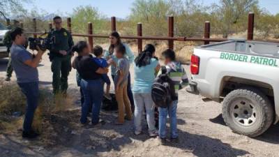 La cifra de inmigrantes detenidos y no admitidos en EE.UU. cayó un 28 % en junio.