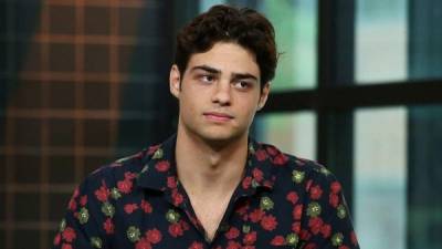 Noah Centineo fue enfrentado por Busy Philipps por dejar plantada a una amiga suya.