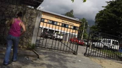 Los cuerpos de los jóvenes los llevaron a la morgue.