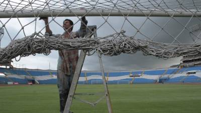 Un trabajador limpia los tubos de una de las porterías del estadio Olímpico. No dejan escapar ningún detalle.