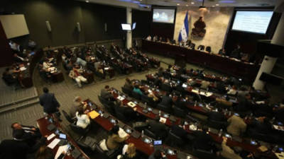 Inicialmente la Cámara Legislativa aprobó sin mayores dilaciones las renuncias de Deras y Rodríguez, quienes ya las habían formalizado el día anterior.