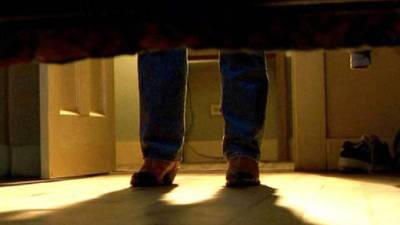 El desafortunado amante se escondió debajo de la cama.