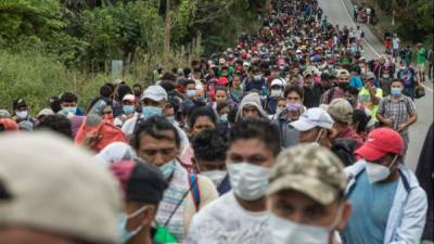 Un nuevo grupo de aproximadamente tres mil migrantes hondureños llega a Guatemala hoy, luego de cruzar el punto fronterizo de El Florido, en Camotán (Guatemala). EFE