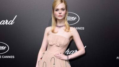 Elle Fanning en la fiesta organizada por la joyería Chopard.