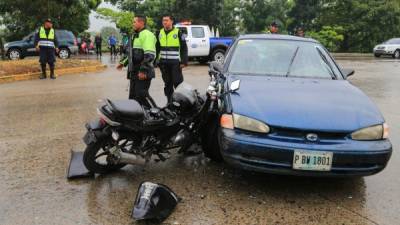 Carlos Pinto (25) es el conductor de la motocicleta que fue embestida por un carro en el retorno del bulevar del este.