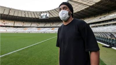 Ronaldinho dio positivo a una prueba de COVID-19.