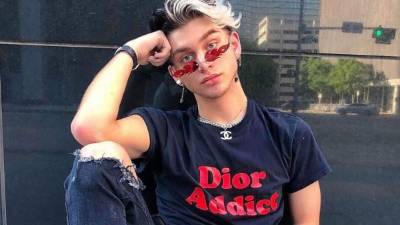 Ethan Peters, reconocido youtuber y artista de maquillaje estadounidense, murió a los 17 años de edad por una supuesta sobredosis, informó el portal de entretenimiento TMZ.