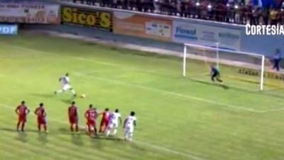 Carlos Ovidio Lanza falló un penal con Juticalpa ante Olimpia.