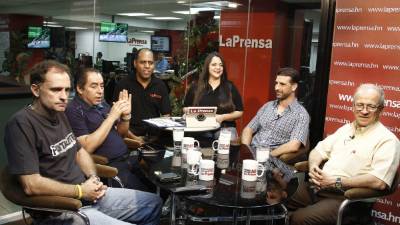 El editor de Golazo José Luis Barralaga y la periodista Karen Cartagena en el set de LA PRENSA con los invitados Daniel Uberti, Edwuin Pavón, Marcelo Macías y Jaime Villegas.