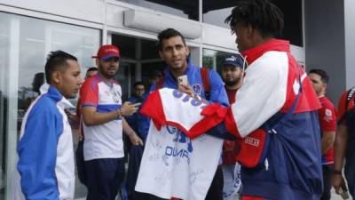 Cristian Maidana y la plantilla del Olimpia reciberon el cariño de la afición de San Pedro Sula.