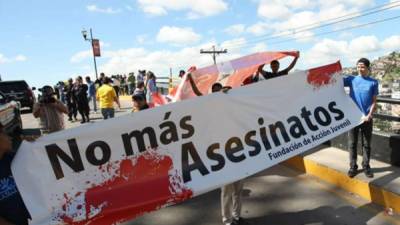 En la imagen de archivo, jóvenes hondureños se manifiestan en contra de la violencia que tiene sometido al país.