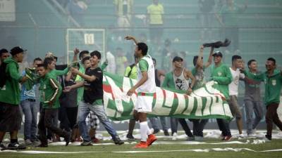 Los aficionados del Marathón ingresaron al campo para celebrar el triunfo contra el Real España.