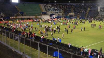 En el estadio Nacional, los aficionados asistentes vivieron momentos de pavor en el Olimpia vs Motagua.