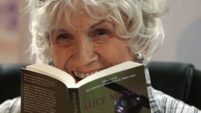 La escritora canadiense Alice Munro, la maestra del relato corto que ha sido reconocida hoy con el Premio Nobel de Literatura. AFP