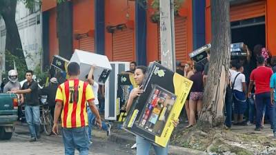 Decenas de personas rompieron las puertas de una tienda en la avenida Júnior para saquearla.
