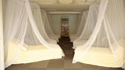 Este 'salón de siestas' está diseñado con camas cubiertas con sábanas blancas.