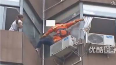 Una mujer en China fue salvada de caer de varios piso de un edificio.