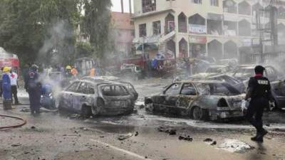 Autoridades en el lugar de la explosión de una bomba en Abuja (Nigeria) el pasado miércoles. EFE