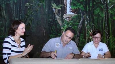 El evento se realizó ayer en el museo del niño. Las autoridades de la alcaldía firmaron el documento. Foto: Yoseph Amaya