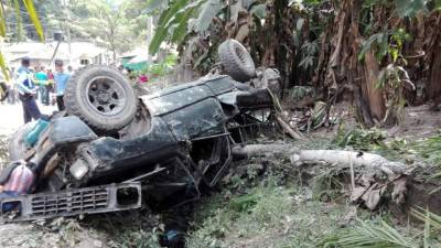 El automóvil quedó llantas arriba en la cuneta de la carretera.