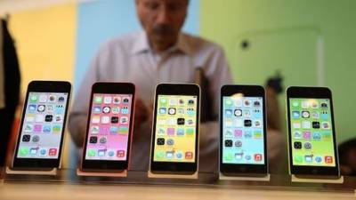 Ambos teléfonos estarán disponibles en el mercado con la nueva versión del sistema operativo de Apple, el iOS 7.