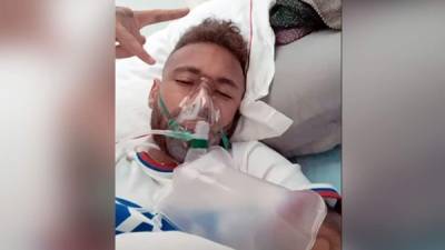 Neymar y la imagen que se hizo viral en redes sociales. El brasileño aparece con una máscara de oxígeno.