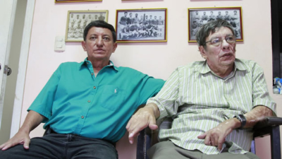 Princess Charlotte of Cambridge (R) waves at the media as she is led in with her brother Prince George of Cambridge (L) by their father Britain's Prince William, Duke of Cambridge, (C) at the Lindo Wing of St Mary's Hospital in central London, on April 23, 2018, to visit Catherine, Duchess of Cambridge, and their new-born brother, the Duke and Duchess's third child. Kate, the wife of Britain's Prince William, has given birth to a baby son, Kensington Palace announced Monday. 'Her Royal Highness The Duchess of Cambridge was safely delivered of a son at 11:01 (1001 GMT),' the palace said in a statement. The baby boy weighs eight pounds and seven ounces (3.8 kilogrammes). / AFP PHOTO / Ben STANSALL
