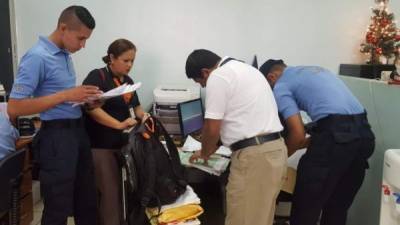 Fiscalía de Derechos Humanos decomisa expedientes clínicos para investigación en el Seguro Social del barrio Abajo de Tegucigalpa, en el marco de la Operación Dragón XII.