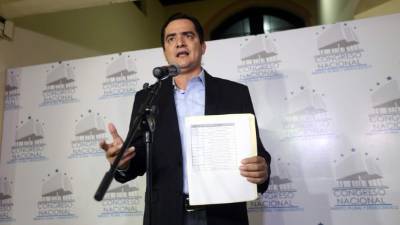 El diputado Mario Pérez, presidente de la comisión, al dar la lista de los preseleccionados.