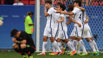 Loa jugadores de Corea del Sur celebrando el gol que los clasificó a cuartos de final. Foto AFP