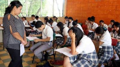 Docente del sector público de San Pedro Sula aplicando una prueba a sus alumnos.