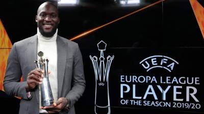 Romelu Lukaku posando con su premio al mejor jugador de la temporada pasada de la Europa League. Foto AFP