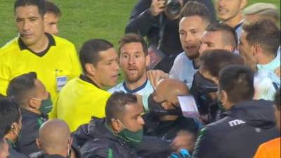 Horas después de la pelea en la que se vio involucrado Messi tras el final del Bolivia vs Argentina, se han revelado detalles de todo lo que ocurrió en el zafarrancho al extremo de identificar a las dos personas que provocaron el enojo del crack argentino y todo lo que se dijeron.