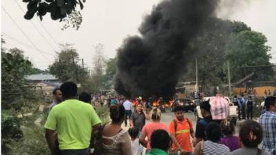 Los vecinos sel sector protestan con quemas de llantas.