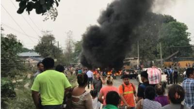 Los vecinos sel sector protestan con quemas de llantas.