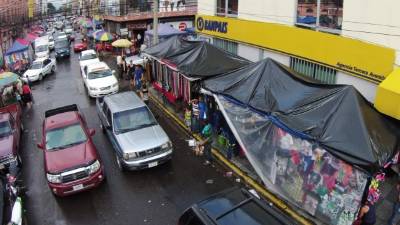 Los peatones ya no pueden caminar por las aceras en el centro de la ciudad.