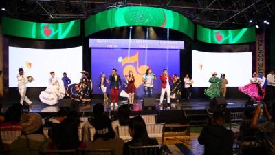 Grupos musicales y de bailes durante su espectáculo en el Instituto San Miguel de la capital.