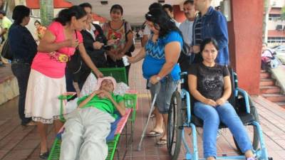 Pacientes de esclerósis múltiple en uno de lostantos plantones que han hecho en el Rivas.