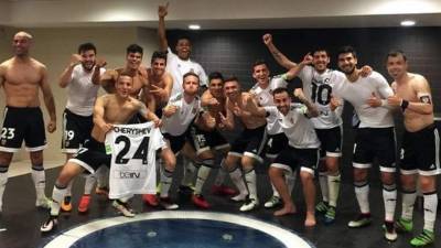 La foto de los jugadores del Valencia celebrando en el vestuario en el Camp Nou.