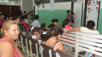 Pacientes esperando atención médica.