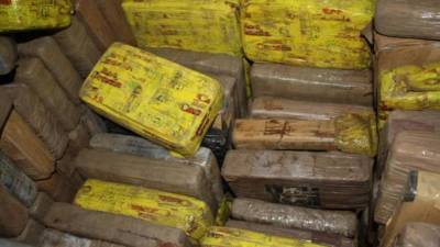 El tráfico de drogas en pequeñas cantidades es una de las principales fuentes de ingresos económicos de las pandillas, fondos que después lavan en pequeños negocios.