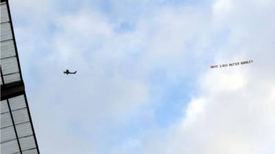 La avioneta con el mensaje racista sobrevoló el Etihad Stadium en pleno partido entre Manchester City y Burnley. Foto AFP