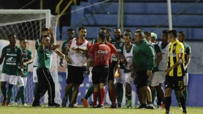 El Marathón y Real España dieron un partido caliente en el estadio Morazán.