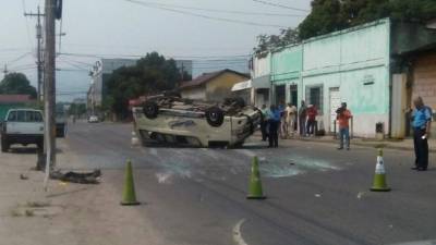 El bus rapidito quedó con las llantas hacia arriba.